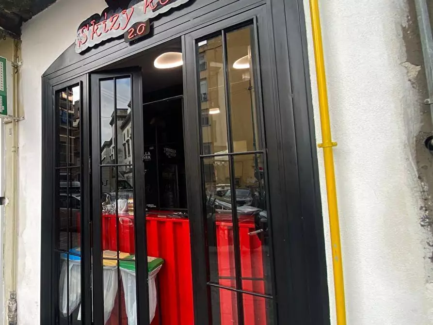 locale commerciale in vendita a Napoli in zona Arenella