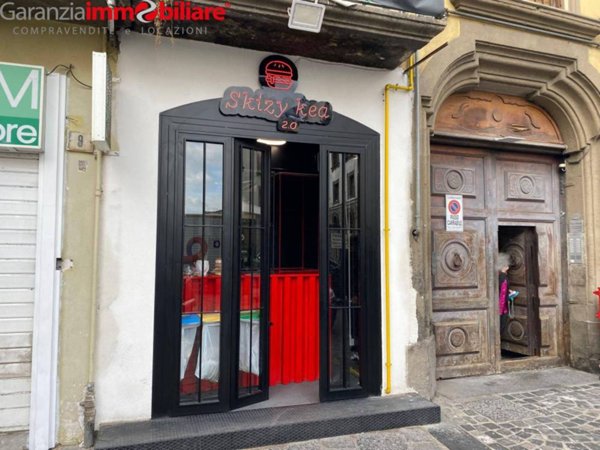 locale commerciale in vendita a Napoli in zona Arenella