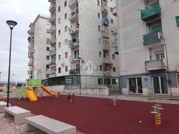 locale commerciale in vendita a Napoli in zona Barra