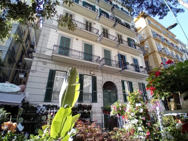 appartamento in vendita a Napoli in zona Chiaia
