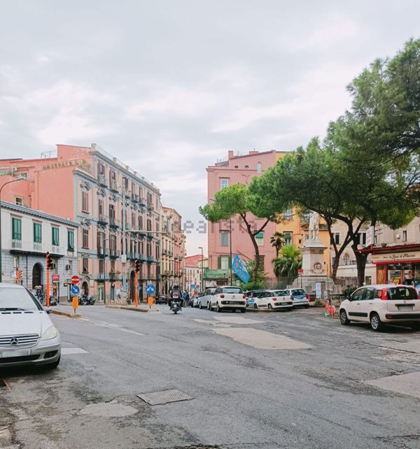 locale commerciale in vendita a Napoli in zona Vomero