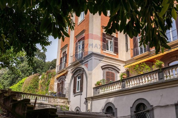 appartamento in vendita a Napoli in zona Chiaia