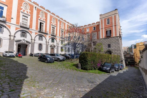 appartamento in vendita a Napoli in zona Chiaia