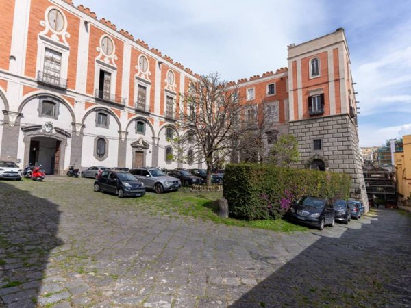 appartamento in vendita a Napoli in zona Chiaia