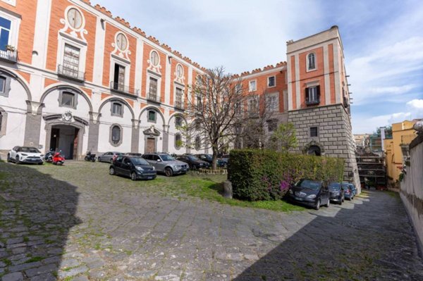 appartamento in vendita a Napoli in zona Chiaia