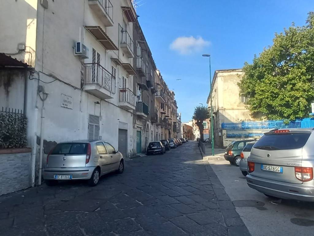 locale commerciale in vendita a Napoli in zona Soccavo