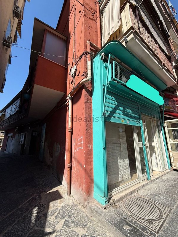 locale commerciale in vendita a Napoli in zona Pendino / San Giuseppe