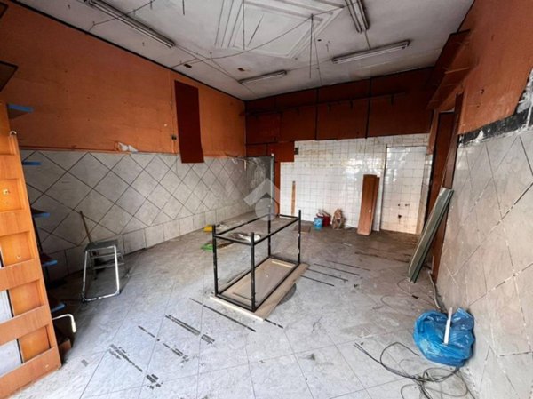 negozio in vendita a Napoli in zona Secondigliano