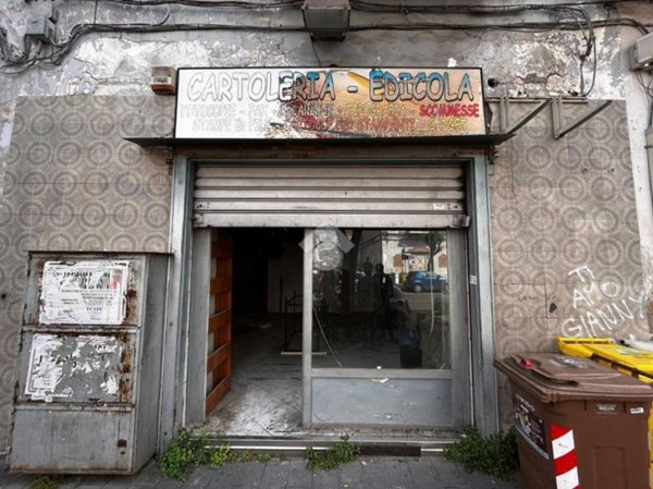 negozio in vendita a Napoli in zona Secondigliano