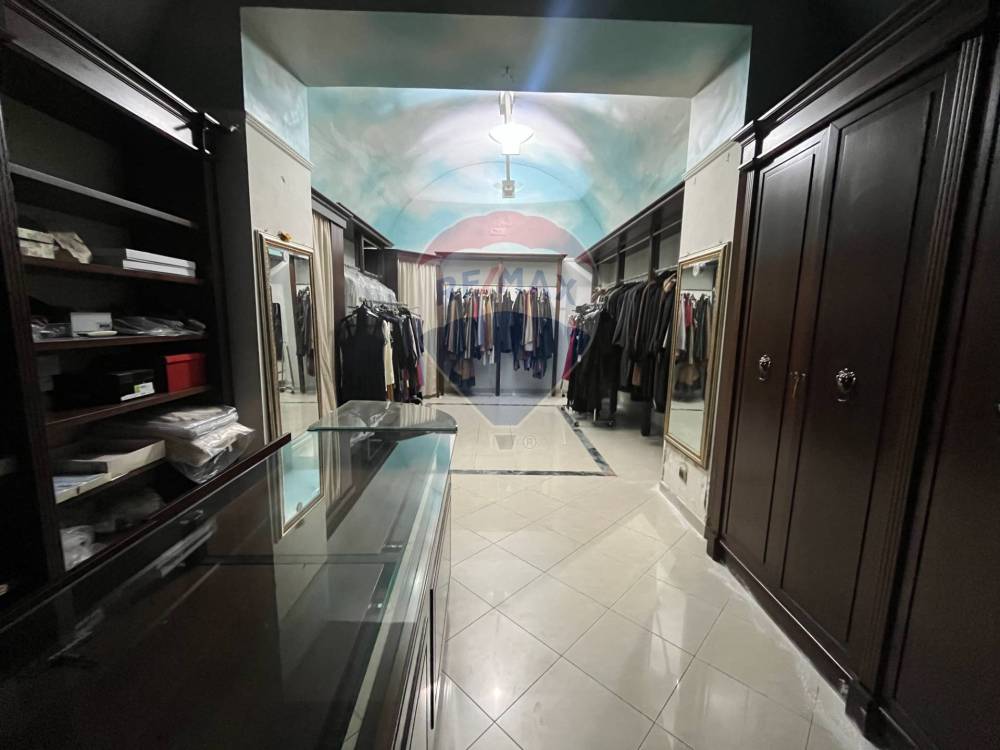 negozio in vendita a Napoli in zona Bagnoli