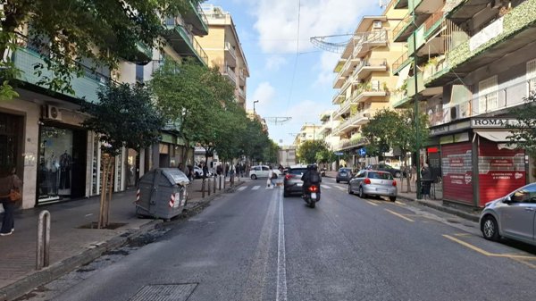 locale commerciale in vendita a Napoli in zona Soccavo