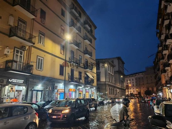 locale commerciale in vendita a Napoli in zona San Lorenzo