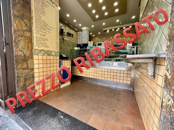negozio in vendita a Napoli in zona Stella