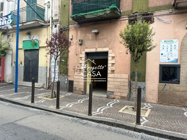 locale commerciale in vendita a Napoli in zona Barra