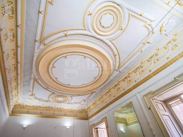 appartamento in vendita a Napoli in zona Chiaia