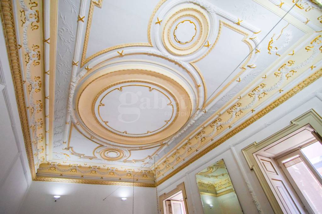 appartamento in vendita a Napoli in zona Chiaia