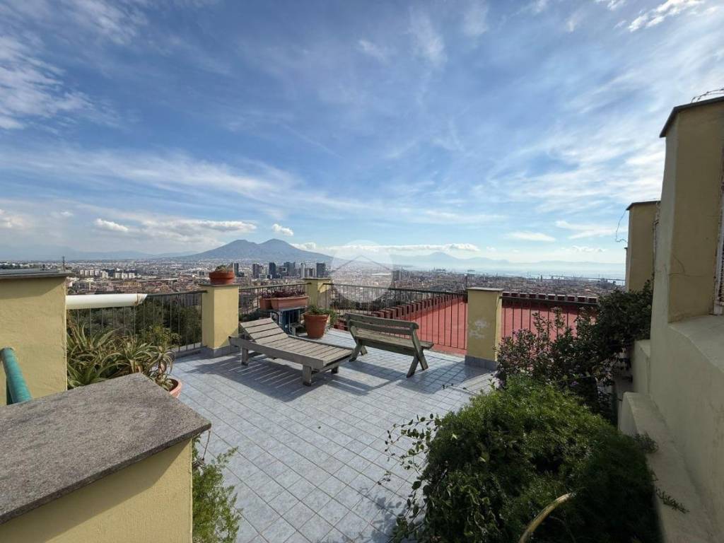 appartamento in vendita a Napoli in zona San Carlo all'Arena