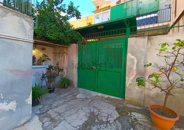 appartamento in vendita a Napoli in zona Barra