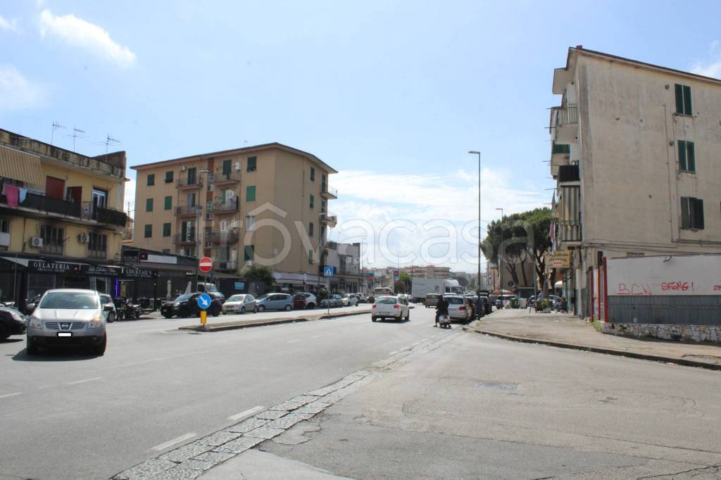 negozio in vendita a Napoli in zona Barra