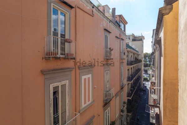 appartamento in vendita a Napoli in zona Chiaia