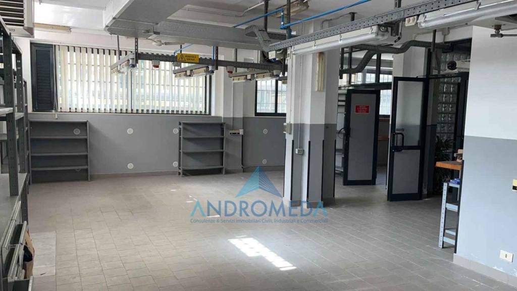 locale commerciale in vendita a Napoli in zona Capodichino