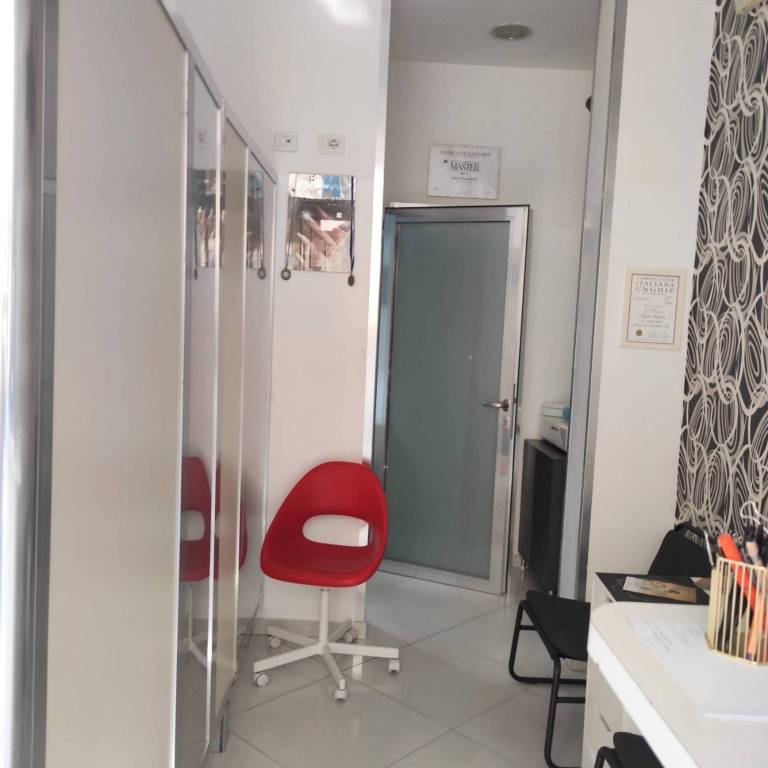 negozio in vendita a Napoli in zona Stella