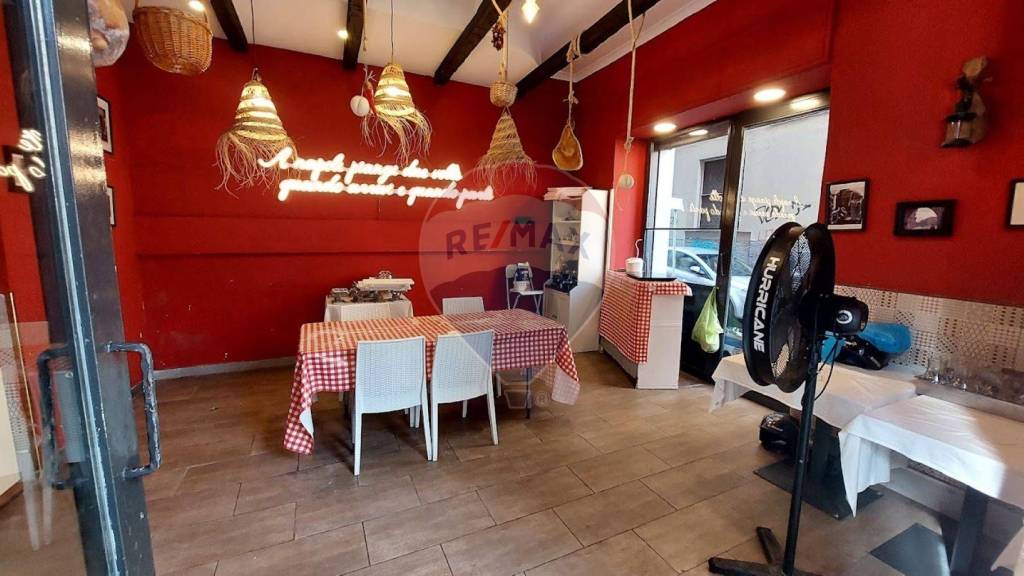 negozio in vendita a Napoli in zona Porto