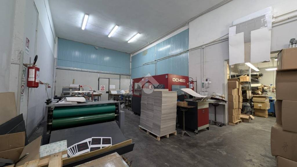 locale commerciale in vendita a Napoli in zona Secondigliano