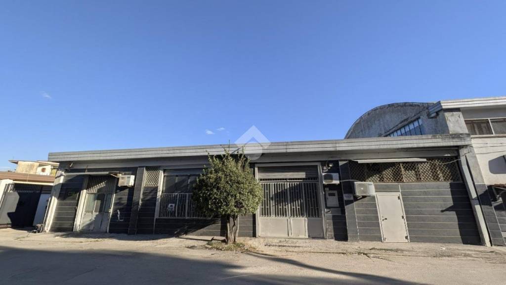locale commerciale in vendita a Napoli in zona Secondigliano