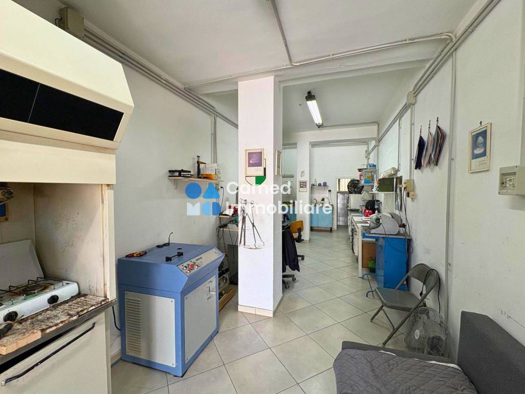 negozio in vendita a Napoli in zona Soccavo
