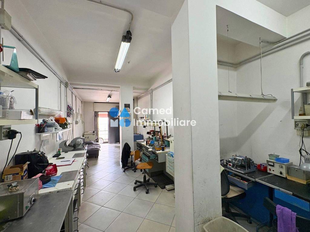 negozio in vendita a Napoli in zona Soccavo