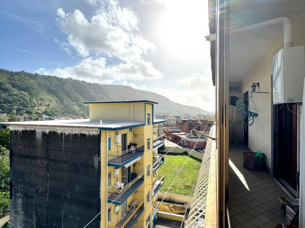 appartamento in vendita a Napoli in zona Pianura