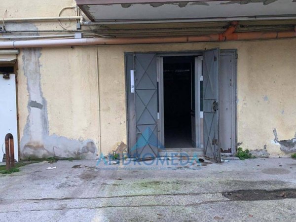 negozio in vendita a Napoli in zona Pianura