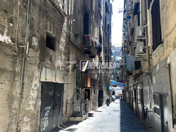 negozio in vendita a Napoli in zona Stella