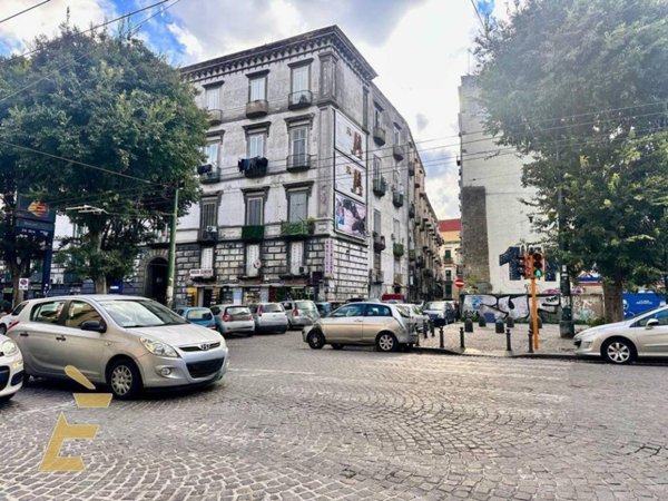 appartamento in vendita a Napoli in zona San Carlo all'Arena