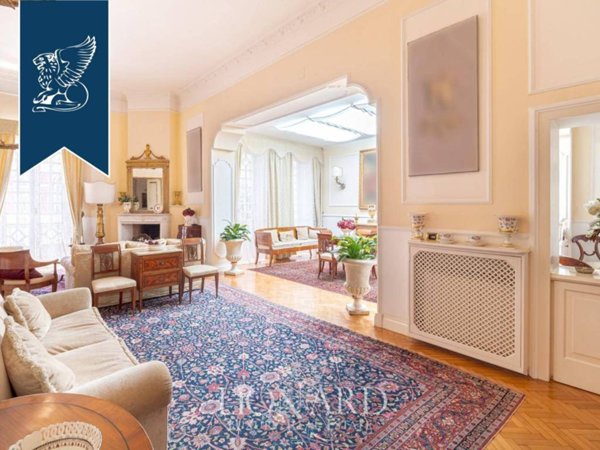 casa indipendente in vendita a Napoli in zona Chiaia