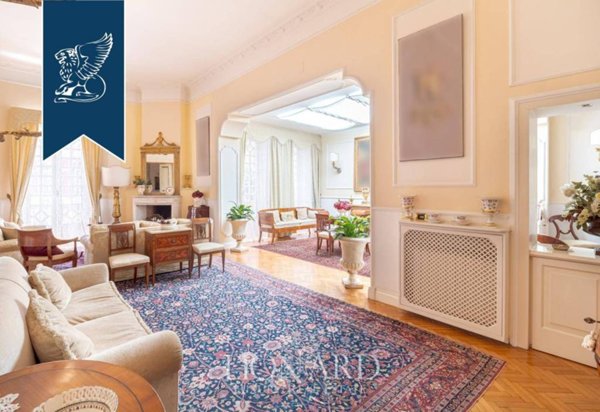 casa indipendente in vendita a Napoli in zona Chiaia