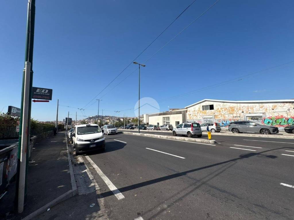 locale commerciale in vendita a Napoli in zona Poggioreale