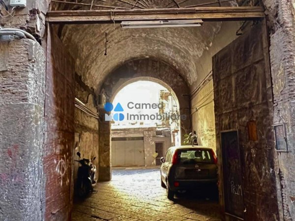 locale commerciale in vendita a Napoli