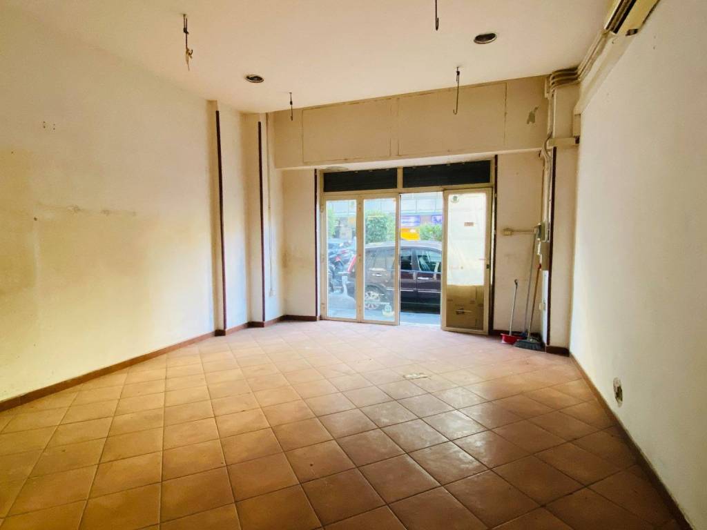 negozio in vendita a Napoli in zona Fuorigrotta