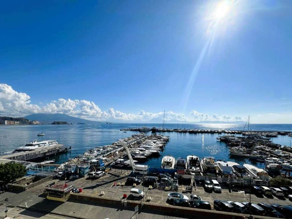 appartamento in vendita a Napoli in zona Chiaia