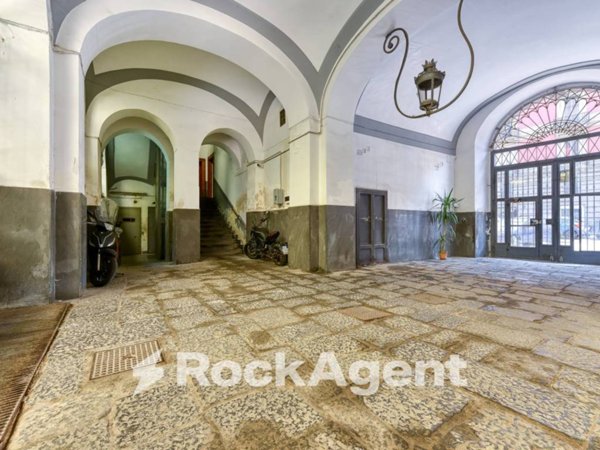 appartamento in vendita a Napoli in zona Chiaia