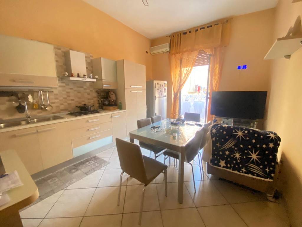 appartamento in vendita a Napoli in zona San Carlo all'Arena
