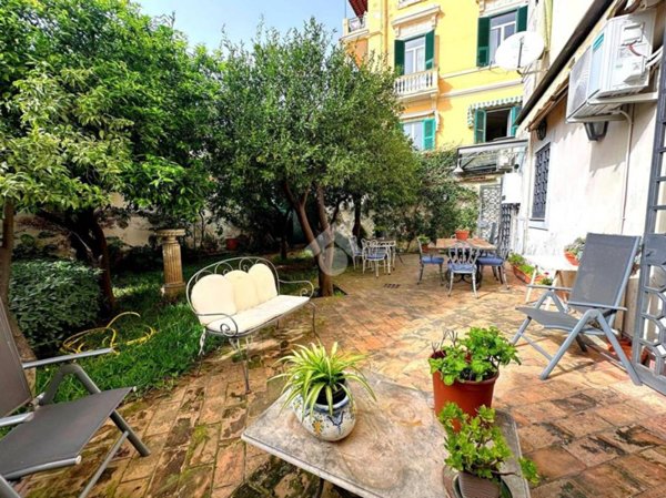 appartamento in vendita a Napoli in zona Chiaia