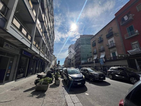 negozio in vendita a Napoli in zona San Carlo all'Arena