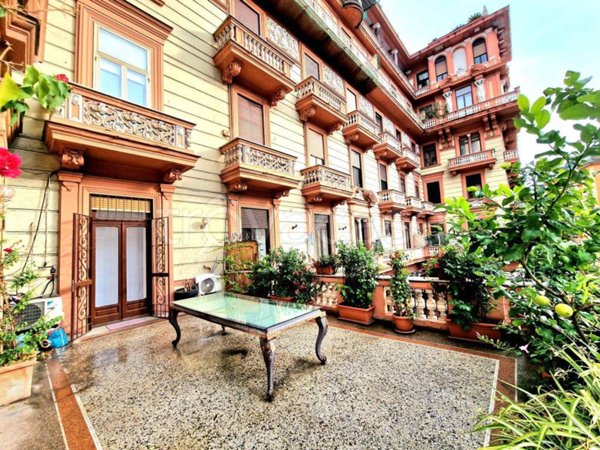 appartamento in vendita a Napoli in zona Chiaia