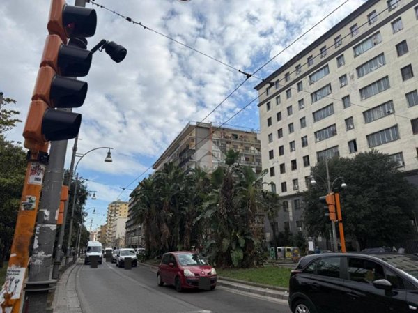 negozio in vendita a Napoli in zona Stella