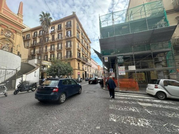 locale commerciale in vendita a Napoli in zona Chiaia