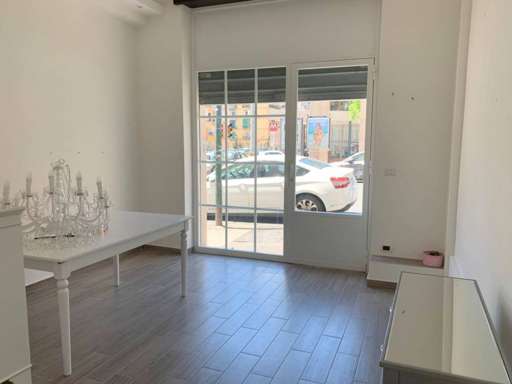 locale commerciale in vendita a Napoli in zona Bagnoli