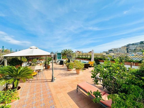 appartamento in vendita a Napoli in zona Chiaia